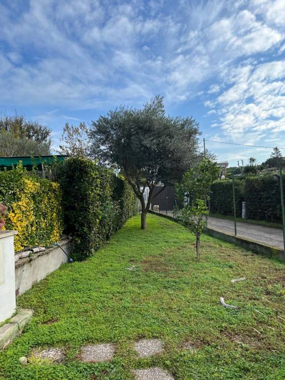 appartamento in vendita ad Ardea in zona Marina di Ardea