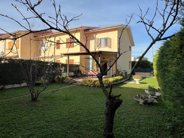 casa indipendente in vendita ad Ardea in zona Marina di Ardea