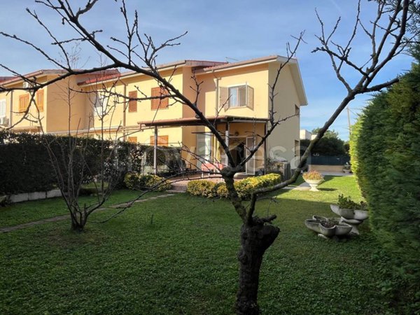 casa indipendente in vendita ad Ardea in zona Marina di Ardea