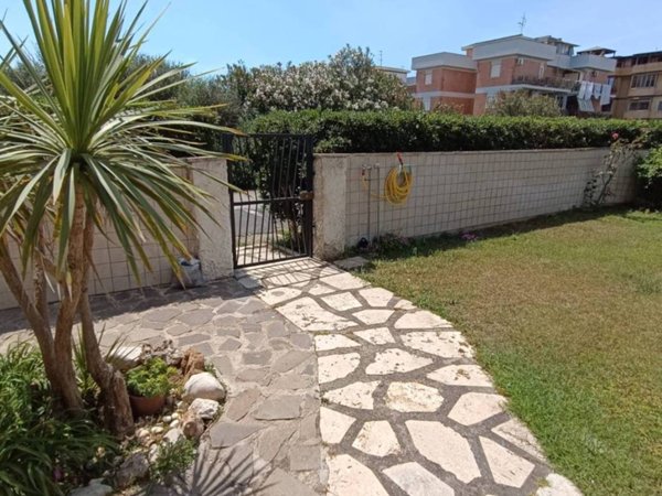 appartamento in vendita ad Ardea in zona Marina di Ardea