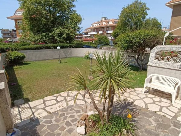 appartamento in vendita ad Ardea in zona Marina di Ardea