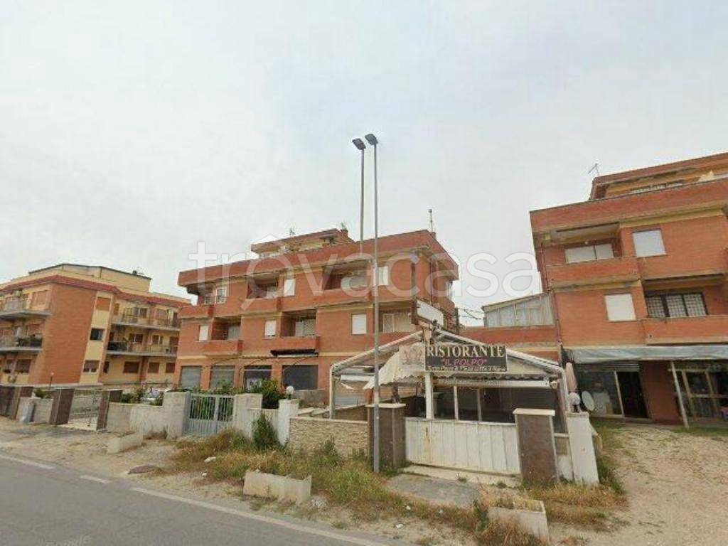 negozio in vendita ad Ardea in zona Marina di Ardea