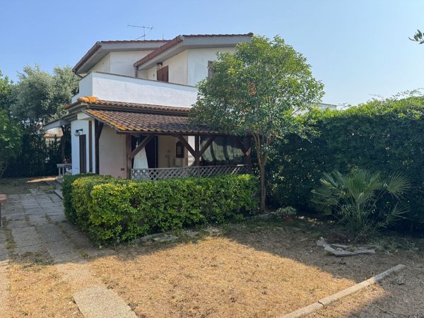 casa indipendente in vendita ad Ardea in zona Colle Romito