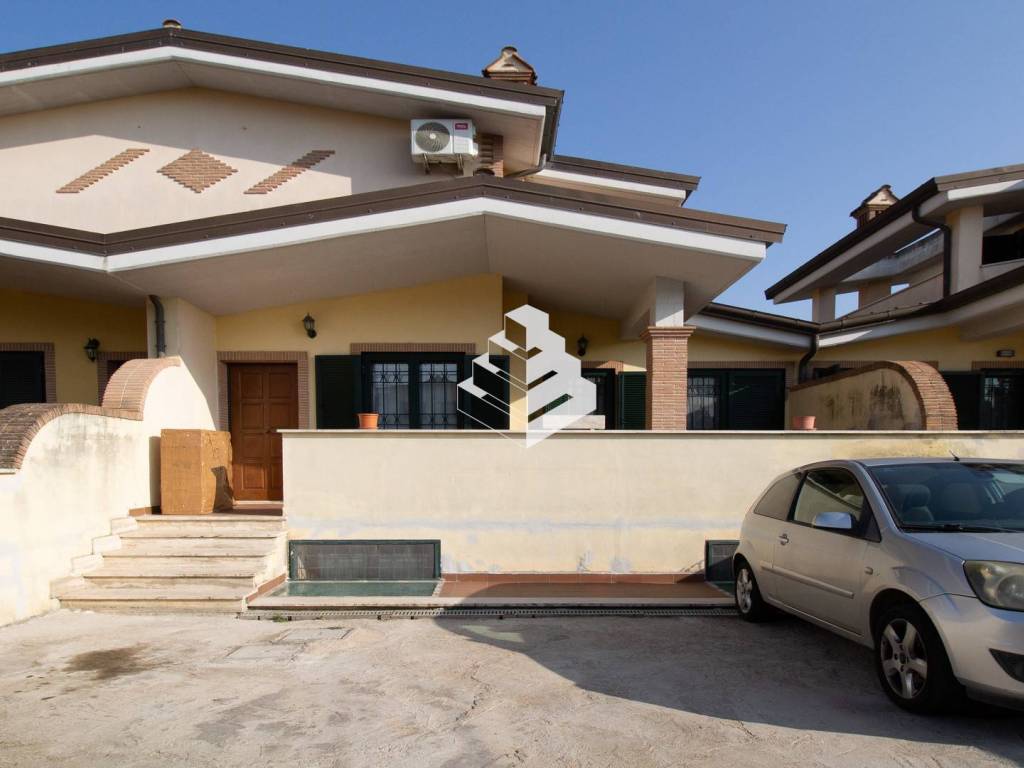 casa indipendente in vendita ad Ardea in zona Nuova California