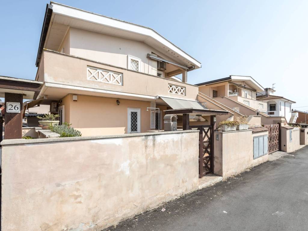 appartamento in vendita ad Ardea in zona Marina di Ardea