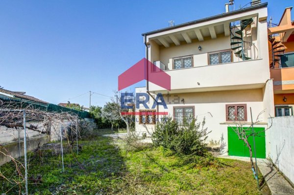 casa indipendente in vendita ad Ardea in zona Nuova California