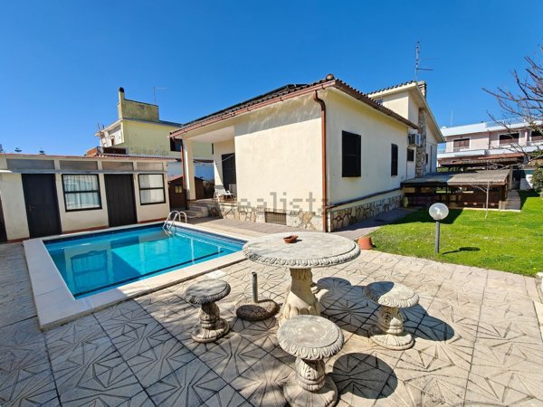 casa indipendente in vendita ad Ardea in zona Lido dei Pini