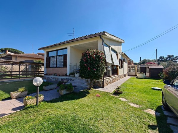 casa indipendente in vendita ad Ardea in zona Lido dei Pini
