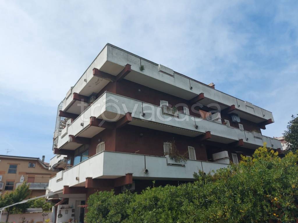 appartamento in vendita ad Ardea in zona Marina di Ardea