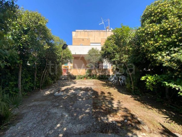 appartamento in vendita ad Ardea in zona Marina di Ardea