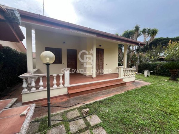 casa indipendente in vendita ad Ardea in zona Lido dei Pini