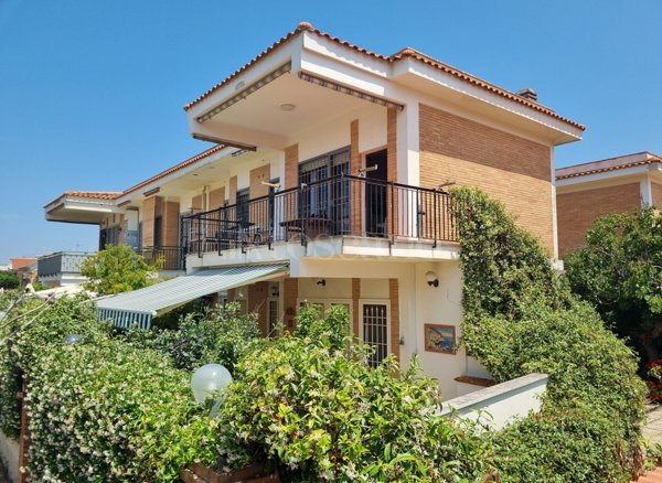 casa indipendente in vendita ad Ardea in zona Marina di Ardea