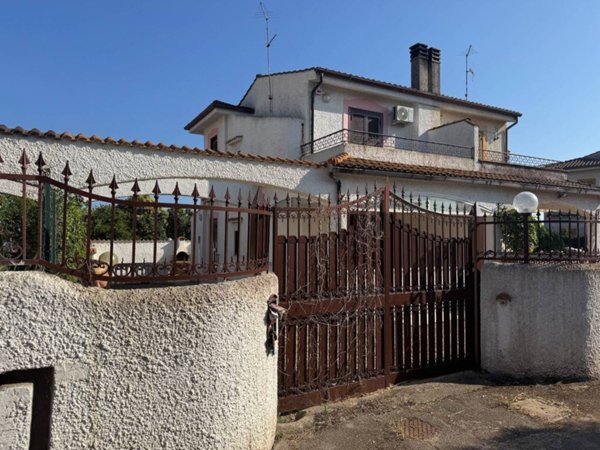 casa indipendente in vendita ad Ardea in zona Colle Romito
