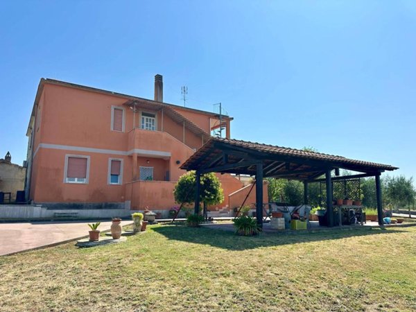 casa indipendente in vendita ad Ardea in zona Castagnetta