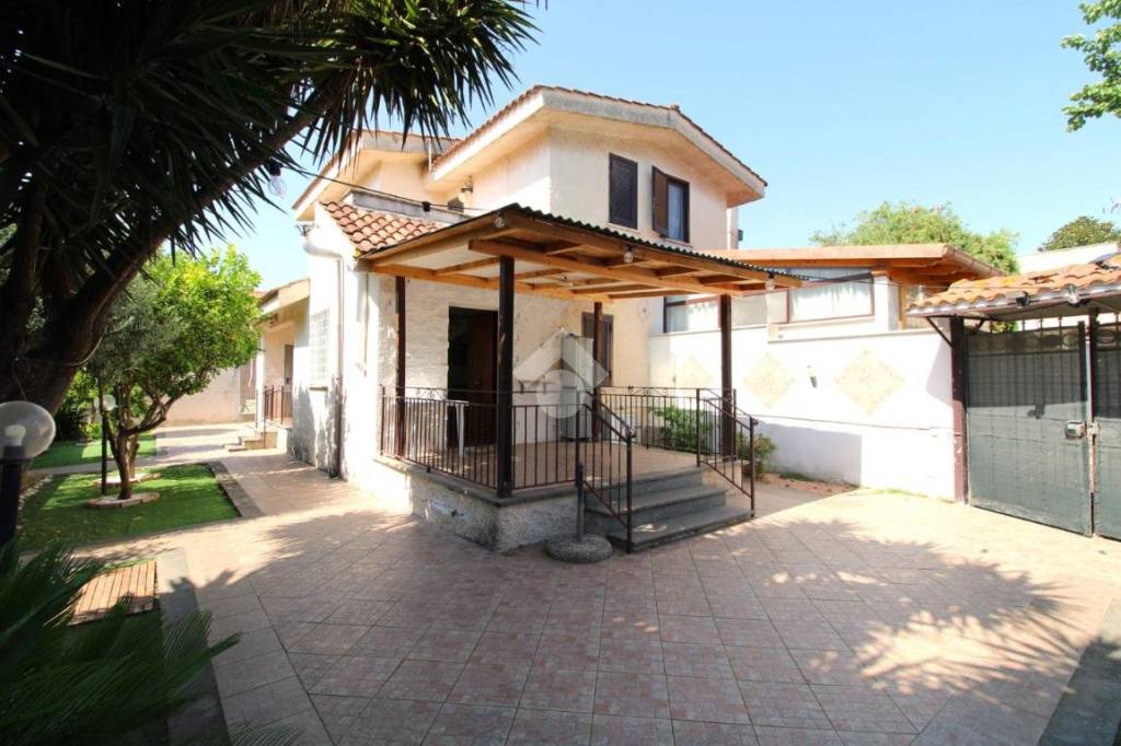 casa indipendente in vendita ad Ardea in zona Colle Romito