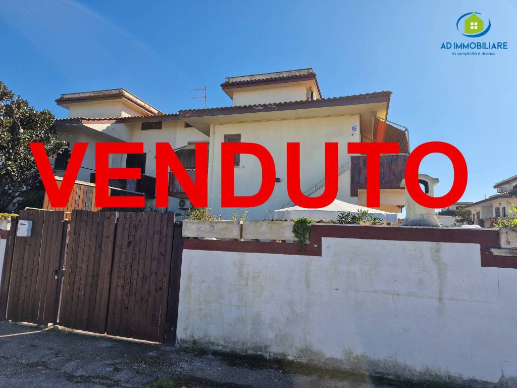 appartamento in vendita ad Ardea in zona Marina di Ardea