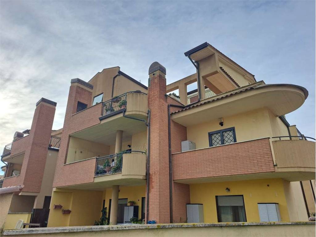 appartamento in vendita ad Ardea in zona Marina di Ardea