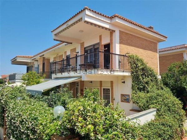 casa indipendente in vendita ad Ardea in zona Marina di Ardea