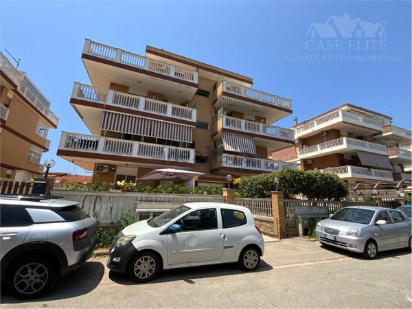 appartamento in vendita ad Ardea in zona Marina di Ardea