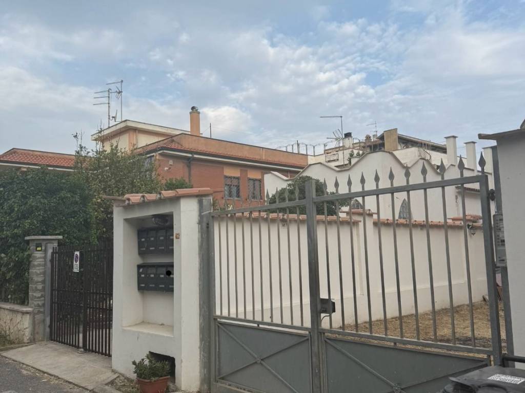 appartamento in vendita ad Ardea in zona Marina di Ardea