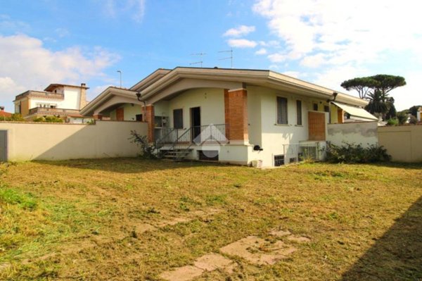 casa indipendente in vendita ad Ardea in zona Lido dei Pini