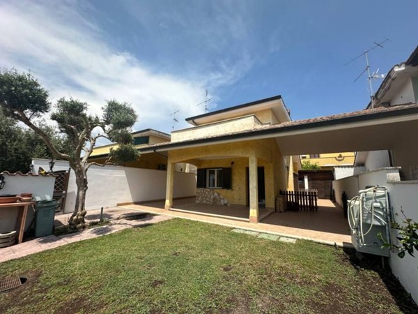 casa indipendente in vendita ad Ardea in zona Nuova Florida