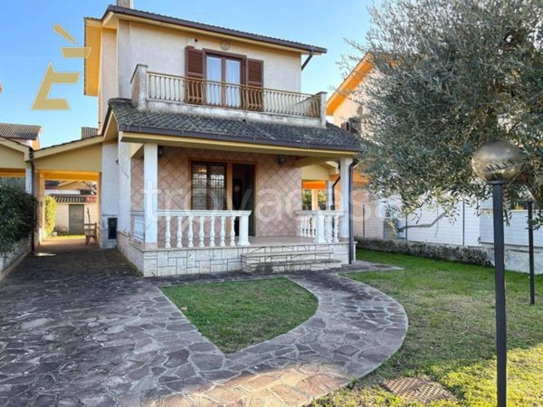 casa indipendente in vendita ad Ardea in zona Lido dei Pini