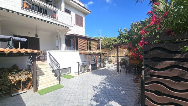 casa indipendente in vendita ad Ardea in zona Marina di Ardea