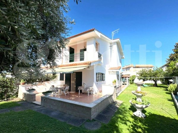 casa indipendente in vendita ad Ardea in zona Marina di Ardea