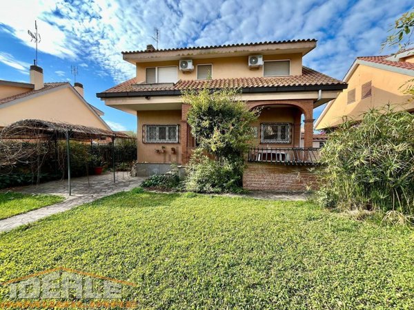 casa indipendente in vendita ad Ardea in zona Colle Romito