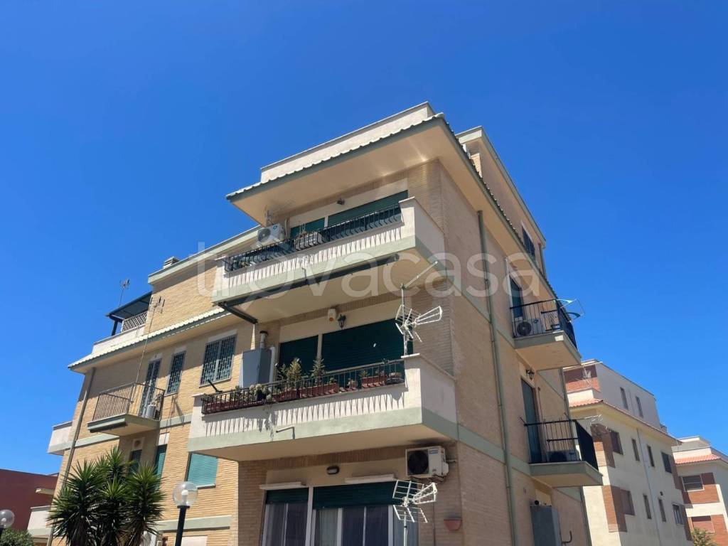 appartamento in vendita ad Ardea in zona Marina di Ardea