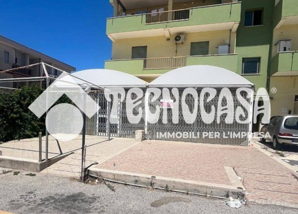 negozio in vendita ad Ardea in zona Marina di Ardea