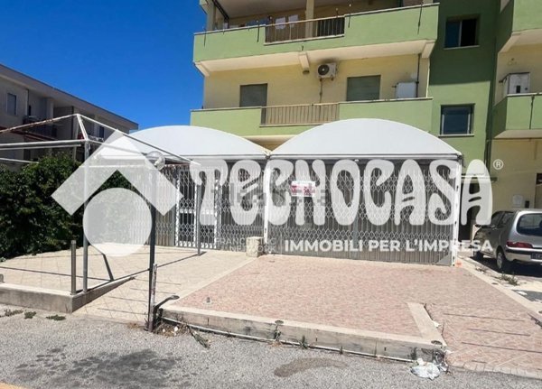 negozio in vendita ad Ardea in zona Marina di Ardea