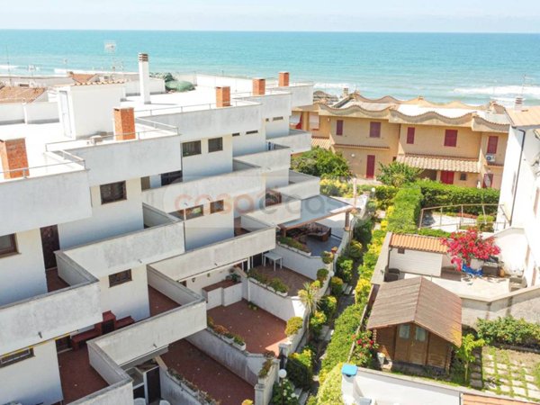 appartamento in vendita ad Ardea in zona Marina di Ardea