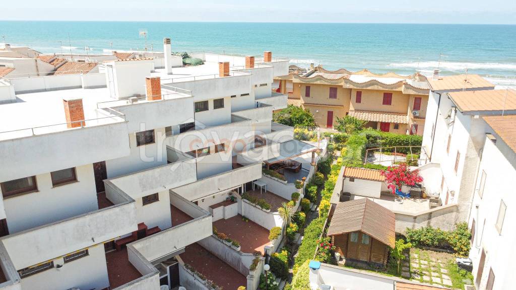 appartamento in vendita ad Ardea in zona Marina di Ardea