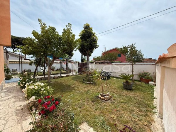 casa indipendente in vendita ad Ardea in zona Marina di Ardea