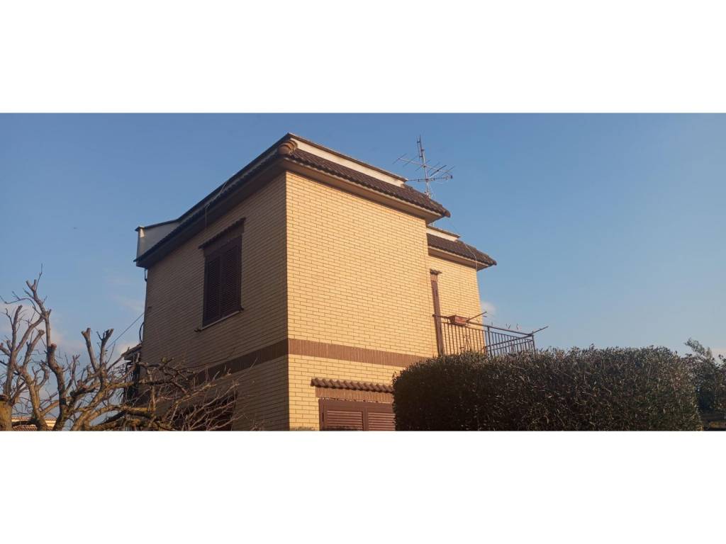 casa indipendente in vendita ad Ardea in zona Nuova California