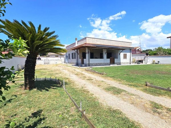 casa indipendente in vendita ad Ardea in zona Banditella