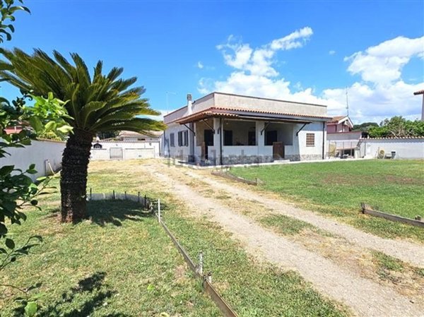 casa indipendente in vendita ad Ardea in zona Banditella
