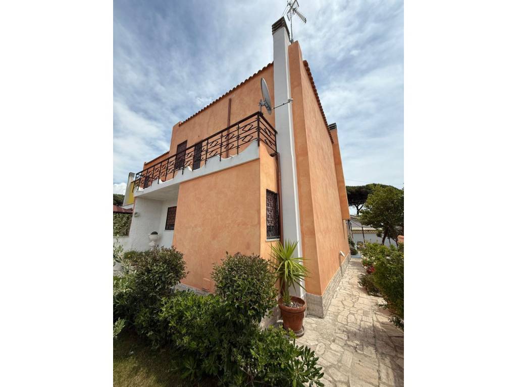 casa indipendente in vendita ad Ardea in zona Nuova California