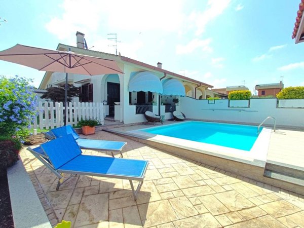 casa indipendente in vendita ad Ardea in zona Lido dei Pini