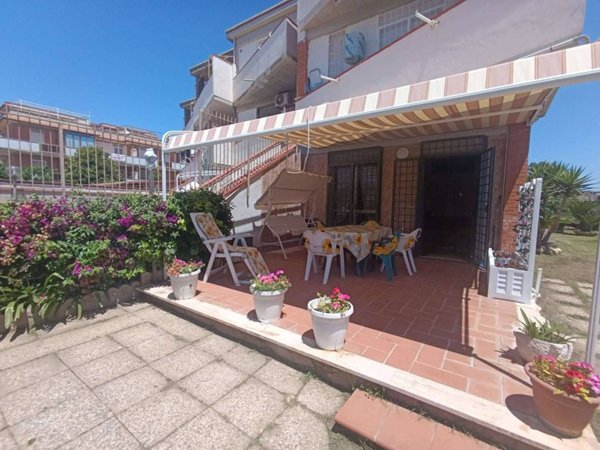 appartamento in vendita ad Ardea in zona Marina di Ardea