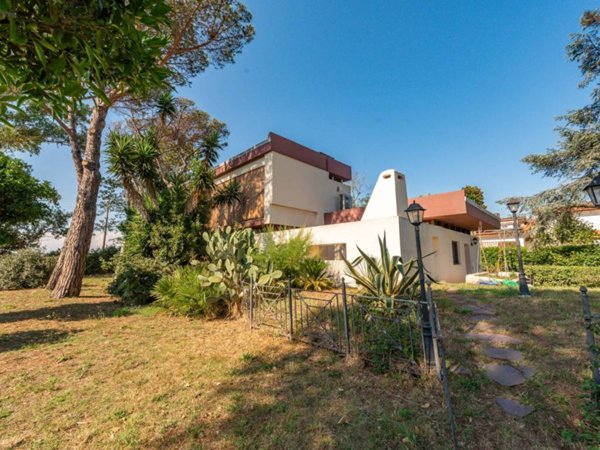 casa indipendente in vendita ad Ardea in zona Lido dei Pini