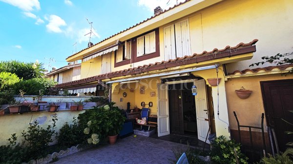 villa in vendita ad Ardea in zona Marina di Ardea