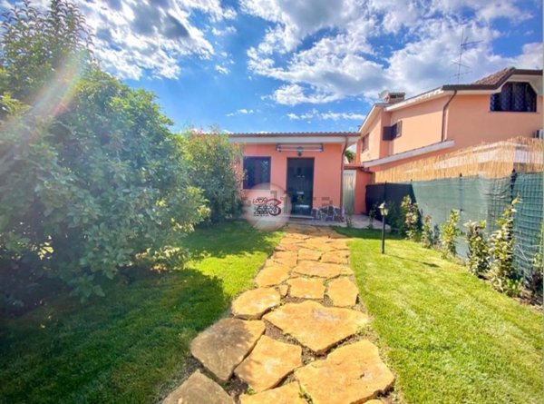 casa indipendente in vendita ad Ardea in zona Banditella