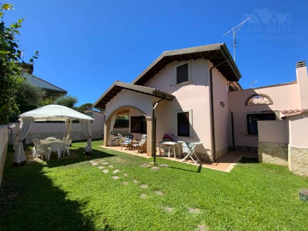 casa indipendente in vendita ad Ardea in zona Lido dei Pini