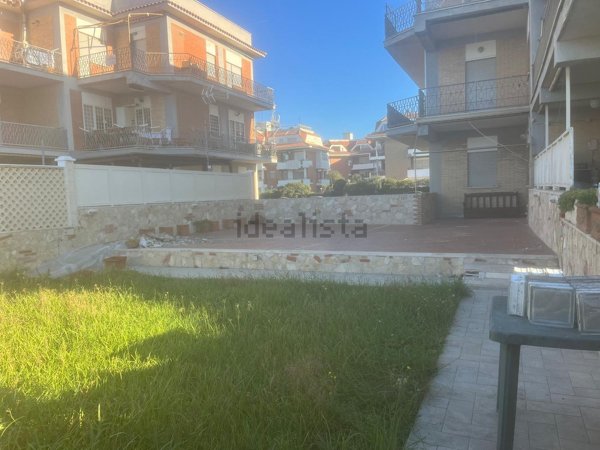 appartamento in vendita ad Ardea in zona Marina di Ardea