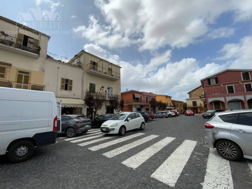 negozio in vendita ad Ardea in zona Nuova Florida
