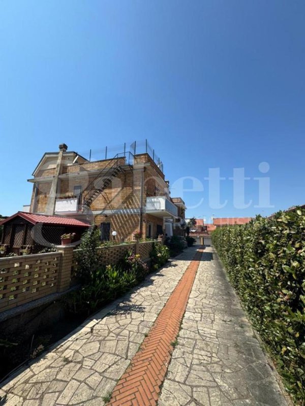 casa indipendente in vendita ad Ardea in zona Colle Romito