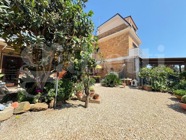 casa indipendente in vendita ad Ardea in zona Colle Romito